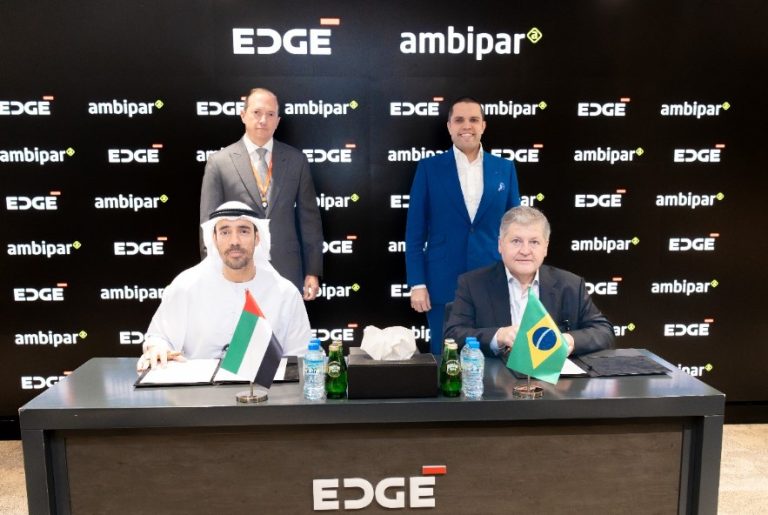 Omar Al Zaabi (sentado, à esq.) e Tercio Borlenghi Junior (à sua direita) assinaram o acordo em encontro que contou com Rodrigo Paiva (em pé, à dir.) e Miles Chambers