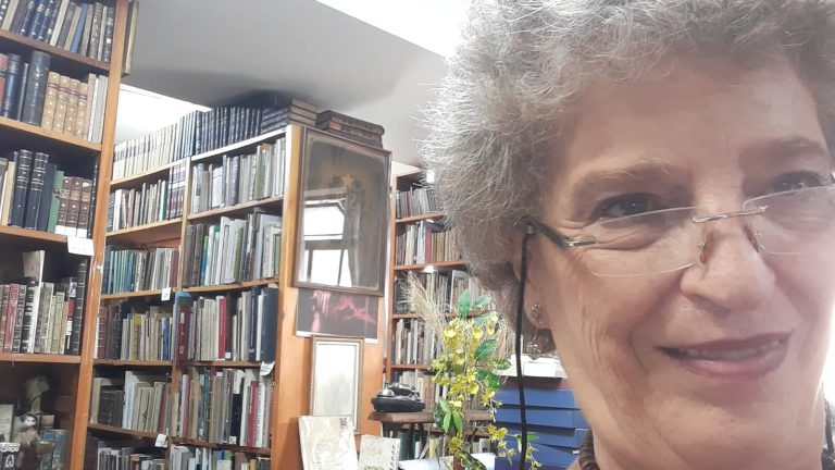 تولت ماريستيلا إدارة المكتبة بعد وفاة أبيها الذي كان مدرساً وعاشقاً للقراءة