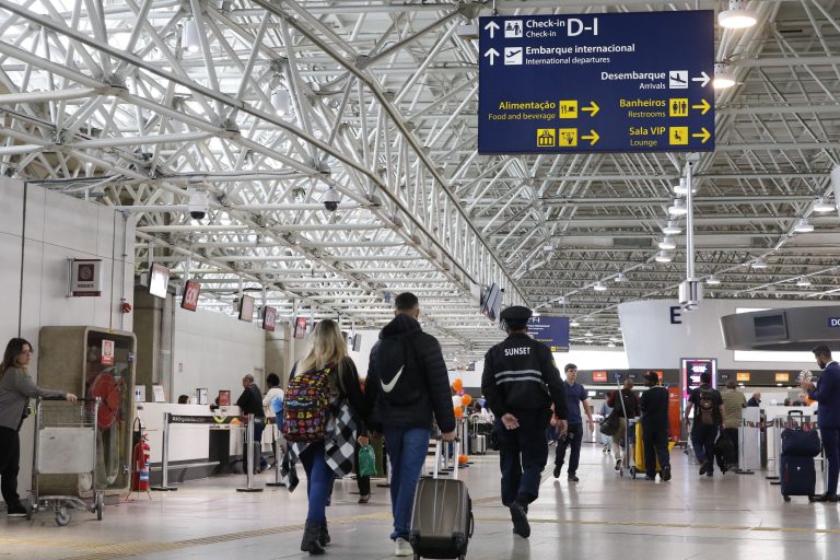 Transporte aéreo atinge recorde de passageiros Movimento de passageiros no aeroporto do Galeão, no Rio de Janeiro: aumento também na demanda por voos domésticos