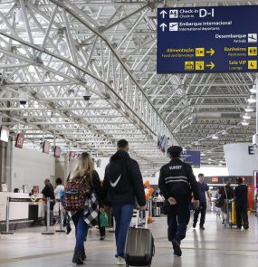 Movimento de passageiros no aeroporto do Galeão, no Rio de Janeiro: aumento também na demanda por voos domésticos