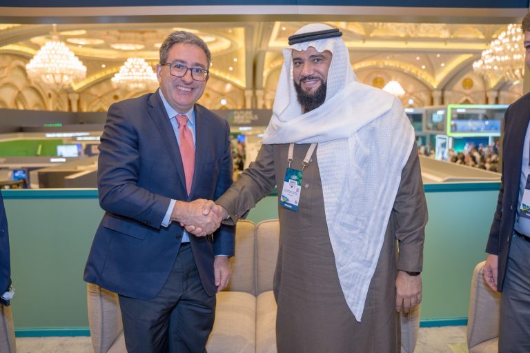 Rogério Nogueira (à esq.) diz que projeto tem objetivo de gerar impacto ambiental positivo