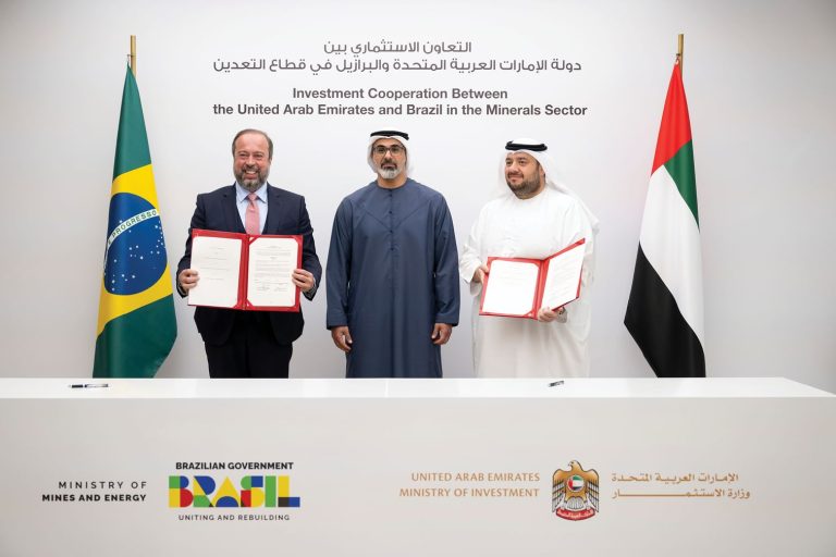 Brasil e Emirados: MoU no setor mineral Silveira (à esq), o príncipe-herdeiro de Abu Dhabi, Khaled bin Mohamed bin Zayed Al Nahyan, e Alsuwaidi: acordo para avançar em projetos de exploração mineral