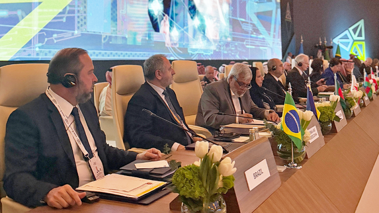 O ministro Alexandre Silveira, à esquerda, no Future Mineral Forum, na Arábia Saudita: encontros e acordos nos países do Golfo