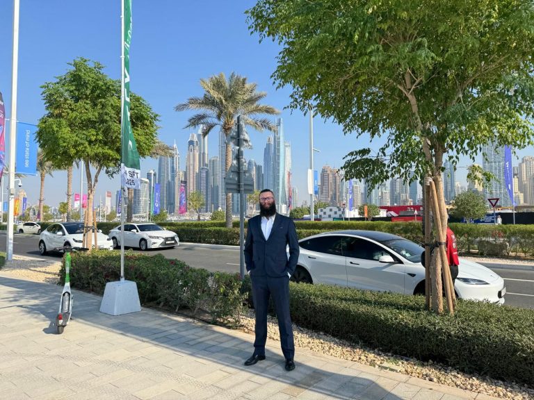 في دبي: خريج إدارة الأعمال باتريك كارنيرو يؤسس شركة بلوك تشين مع شريكته