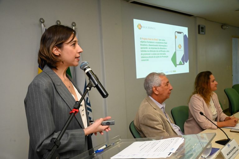 Fernanda Dantas em seminário realizado em Goiás, em 2024: roadshows são oportunidade para que empresas de alimentos conheçam o potencial dos mercados muçulmanos