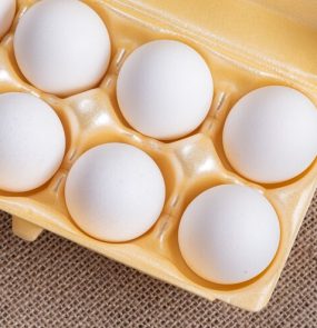 caixa-de-ovo-branco-na-superficie-marrom_58702-1976