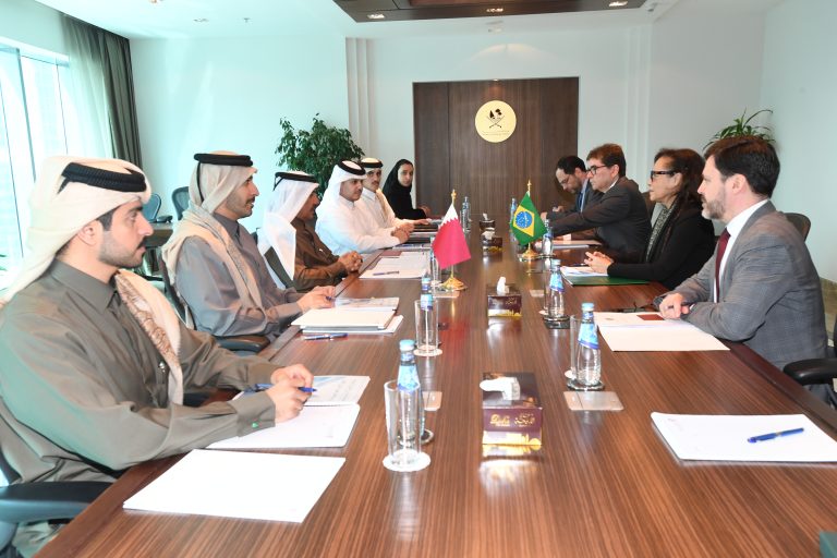 Diplomata Maria Laura da Rocha (lado direito) foi recebida em Doha