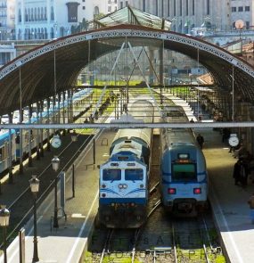 Movimentação de trens em Argel: capital será contemplada com a construção e reforma de estações