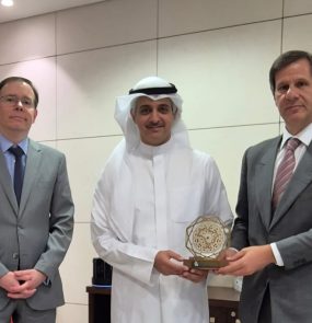 Da esquerda para a direita: o embaixador Rodrigo Gabsch, o subsecretário do Ministério de Comércio e Indústria do Kuwait, Ziad Abdullah Alnajem, e o secretário-geral da Câmara Árabe, Mohamad Mourad