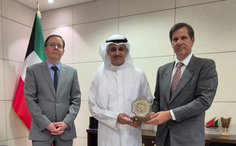 From L to R: Ambassador Rodrigo Gabsch, the Undersecretary of the Ministry of Commerce and Industry of Kuwait, Ziad Abdullah Alnajem, and the Secretary-General of the Arab-Brazilian Chamber, Mohamad Mourad.