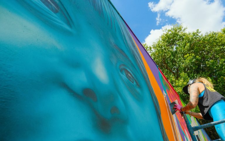 Muro externo dá lugar a 700 metros quadrados de arte