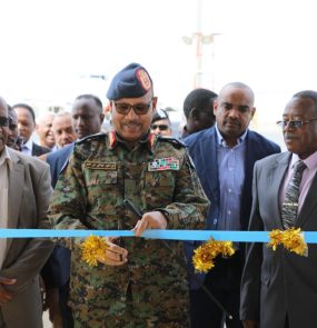 O integrante do Conselho de Soberania de Transição, Ibrahim Jabir, inaugurou os prédios do aeroporto