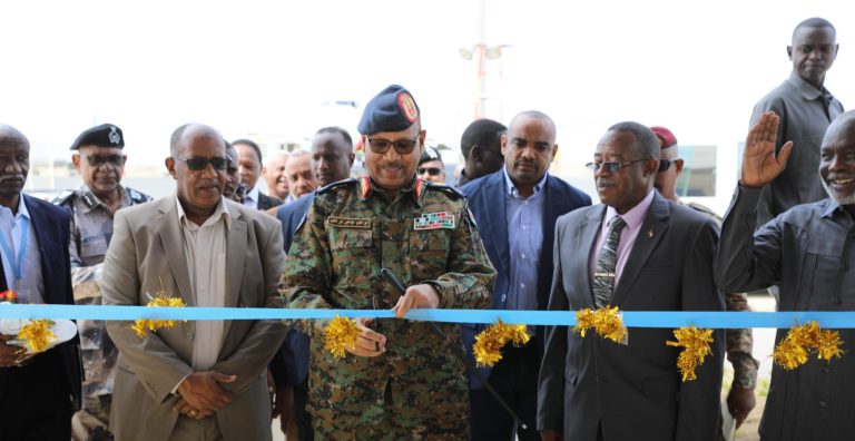 O integrante do Conselho de Soberania de Transição, Ibrahim Jabir, inaugurou os prédios do aeroporto