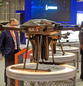 Drone do Edge Group exposto na edição de 2023 do evento. Empresa dos Emirados retornará neste ano