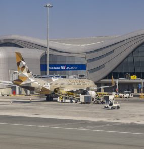 Avião A320 da Etihad no Zayed International Airport, em Abu Dhabi: oportunidades para candidatos que vivem em São Paulo