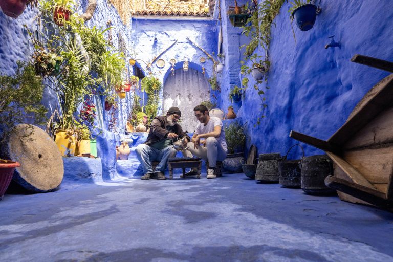 Tom azul das casas de Chefchaouen é um atrativo para os turistas que visitam o Marrocos