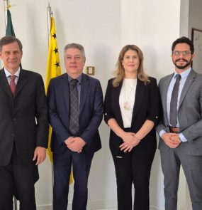 Mohamad Mourad (à esq.), Milton Coutinho, Helaine Galerani e Rafael Solimeo na embaixada do Brasil em Mascate: reuniões para ampliar trocas bilaterais