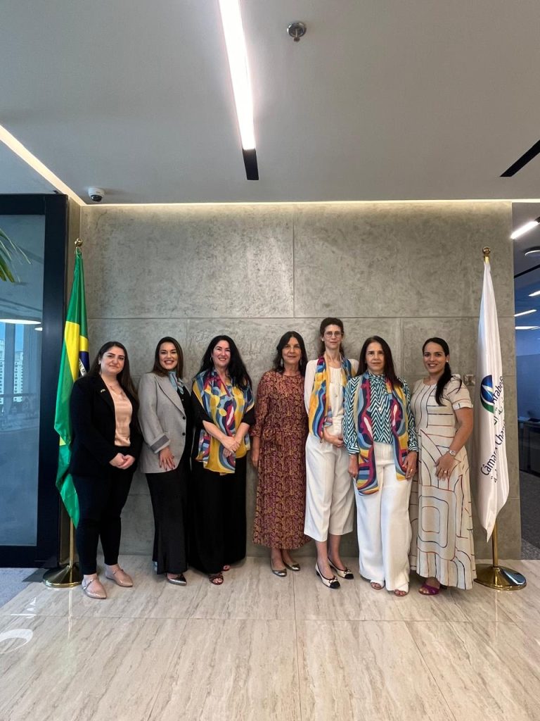 بيتانيا تنوري (وسط الصورة): لقاء لبحث تعزيز القيادة النسائية