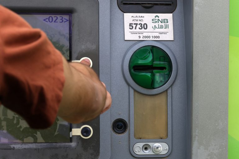 Homem usa caixa eletrônico do Saudi National Bank (SNB), em Riad