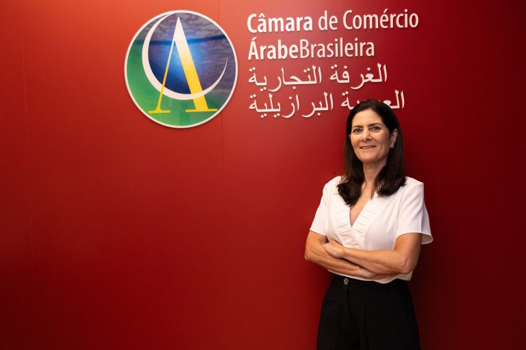 الدور الاجتماعي العربي الرائد في البرازيل كلاوديا يازجي حداد: عضو بمجلس إدارة الغرفة التجارية العربية البرازيلية ورئيسة لجنة "وحي" النسائية التابعة للمؤسسة.