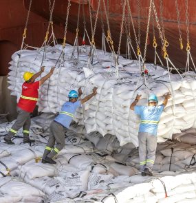 Embarque de açúcar em porto paranaense: produto é um dos mais vendidos para a Líbia