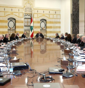 Aoun (ao centro) com seu gabinete: país precisa indicar um presidente para o Banco Central