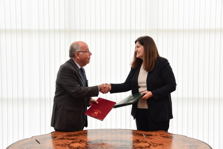 وزير الخرجية البرازيلي مستقبلاً الوزيرة الفلسطينية في العاصمة برازيليا.