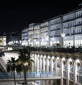 Vista noturna da capital, Argel: investimento no turismo para capacitar força de trabalho