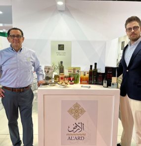 Subhi Anabtawi (à dir.) enxerga oportunidade de vender azeites e temperos, entre outros produtos, ao Brasil. Precisa, contudo, de um parceiro local