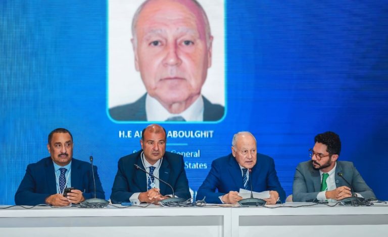 Hussein (à esq.), Hanafy, Aboul Gheit e Solimeo em painel do congresso AIM