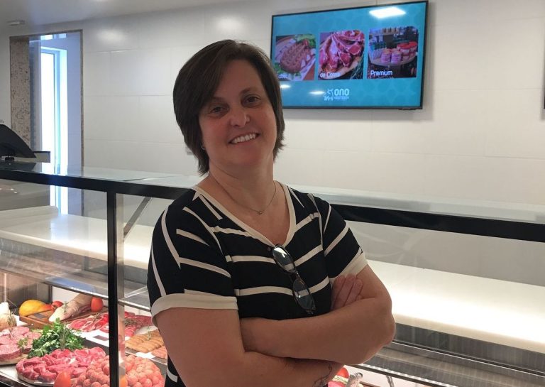 Catia Ramos atende os clientes que chegam na Ono Boutique de Carnes Halal