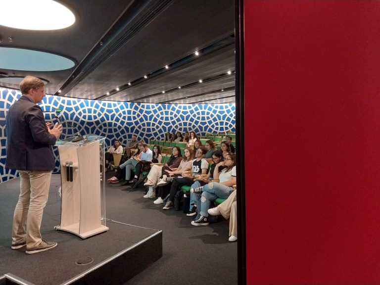 Mohamad Mourad falou aos estudantes sobre o trabalho da Câmara Árabe