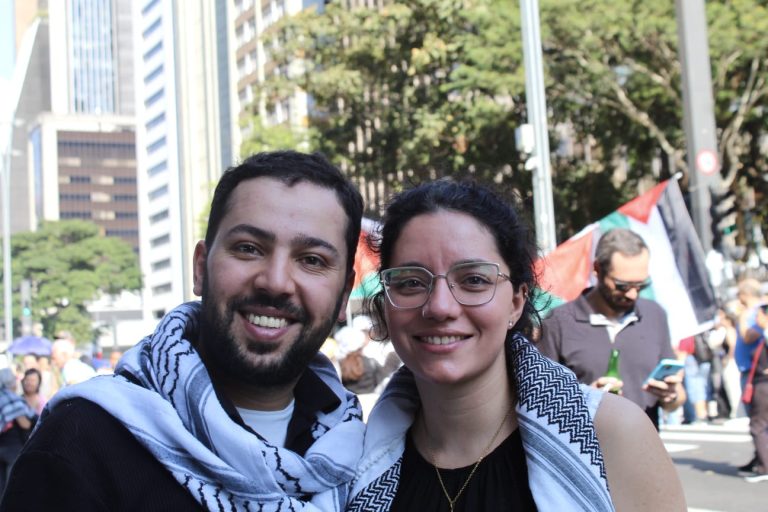 Rafat Alnajjar organiza a feira com a esposa Bruna Khuriyeh