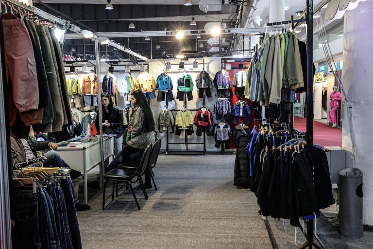 Exhibitor at Damascus Fair: textile manufacturers applied for licenses to operate