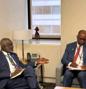 Gebreil (à esq.) e N'sonde: conversa sobre situação econômica do país