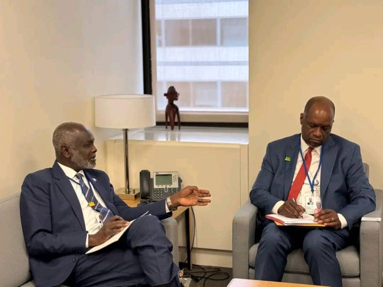 Gebreil (à esq.) e N'sonde: conversa sobre situação econômica do país