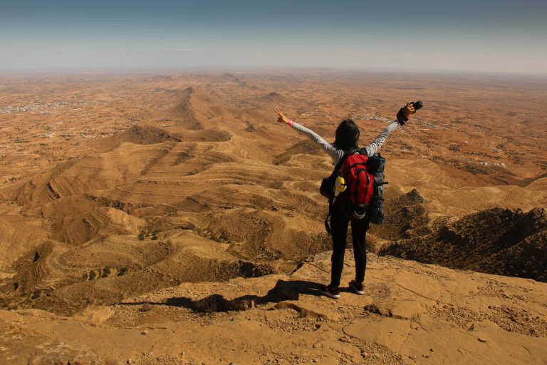 Viajante nas montanhas de Jebel Dahar: turismo de aventura está entre atrativos da Tunísia