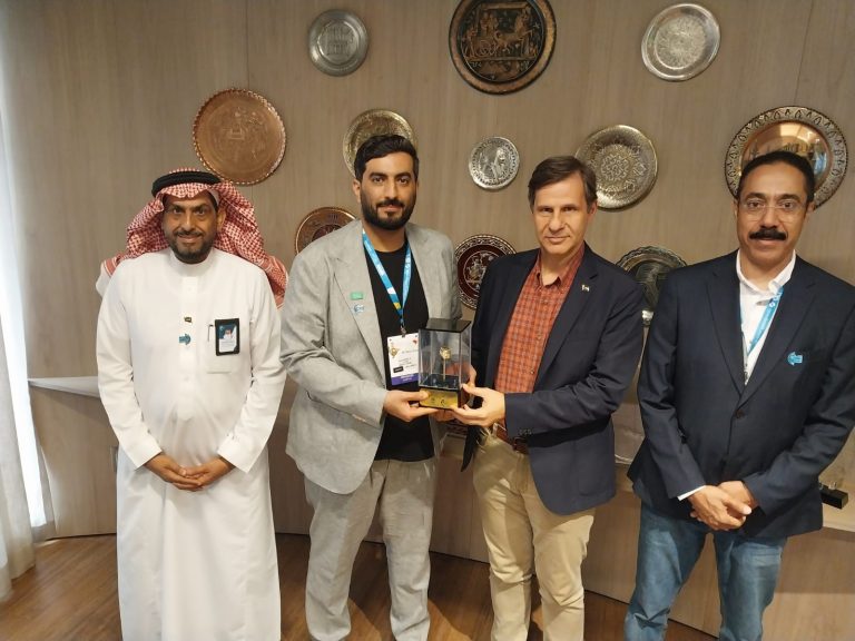 مراد (الثالث على يسار الصورة)، يتسلم هدية تذكارية رفقة قيادات غرفة عنيزة.