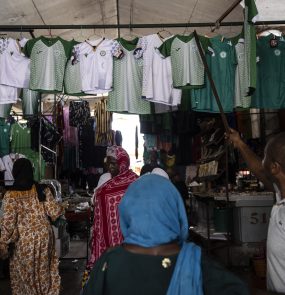 Comércio de rua na capital, Moroni: parte da receita de Comores foi proporcionada por remessas externas