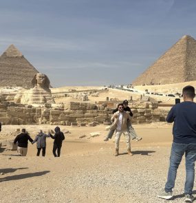 Visitantes nas pirâmides de Gizé: forte turismo influencia no desempenho do país