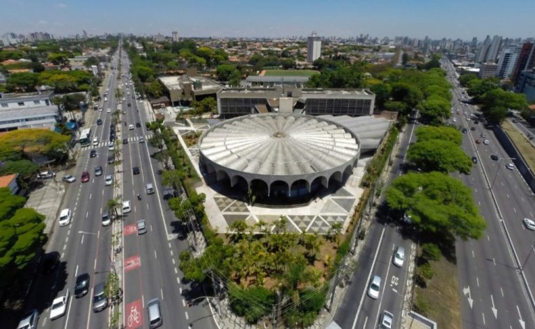 لقاء في النادي الرياضي السوري الذي أسسه المهاجرون العرب السوريون في مدينة ساو باولو.