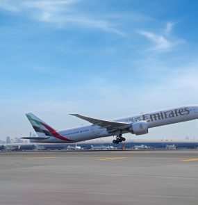 Boeing 777 no aeroporto de Dubai: uma das aeronaves que precisam de pilotos