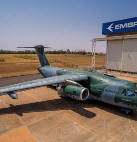 Avião militar da Embraer: um dos produtos do segmento de Defesa
