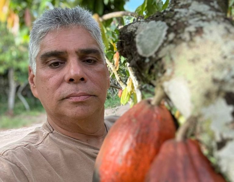 Paulo Gonçalves ao lado de cacaueiro: empresa cuida de toda a cadeia, produzindo do cacau ao chocolate