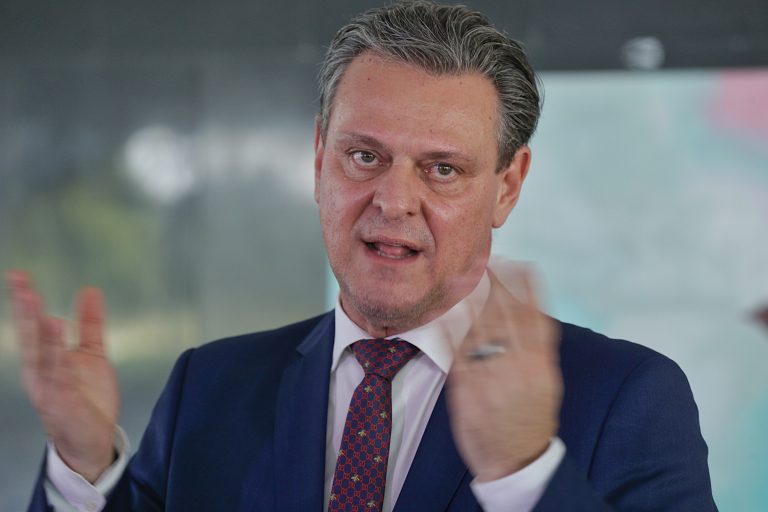 معالي كارلوس فافارو، وزير الزراعة والثروة الحيوانية في البرازيل: البرازيل كانت آخر دولة من كبار منتجي الدواجن تسجل إصابة بأنفلونزا الطيور