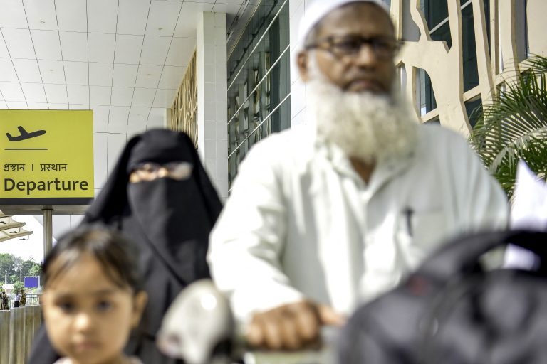 Em aeroporto da Índia, muçulmanos embarcam rumo a Meca, na Arábia Saudita