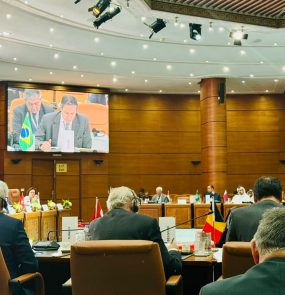 A reunião realizada em Rabat, com o diplomata brasileiro no telão: busca de solução para conflito no Oriente Médio