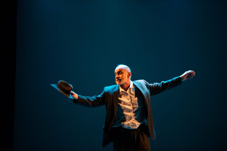 Samir Mourad no palco: o design de palco e os depoimentos de familiares ajudam a reconstruir a história.