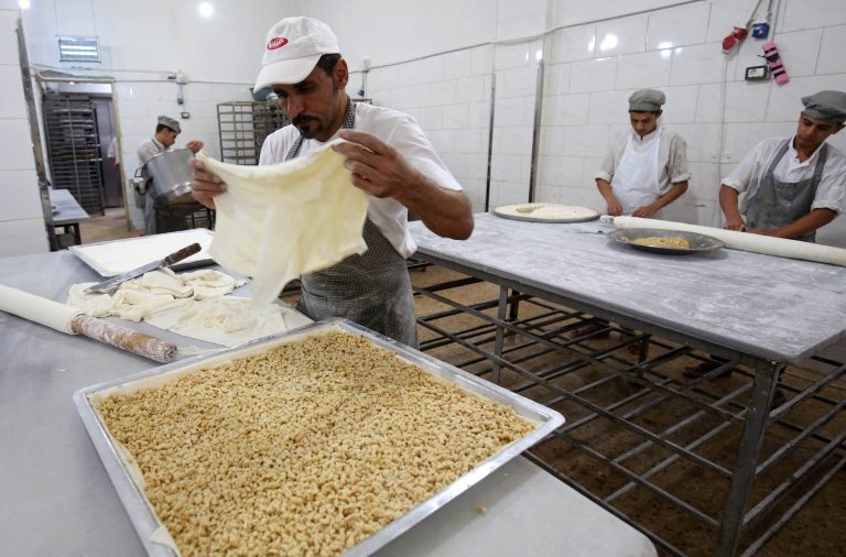 Trabalhadores sírios em fábrica na Jordânia: quantidade de expatriados na força de trabalho caiu