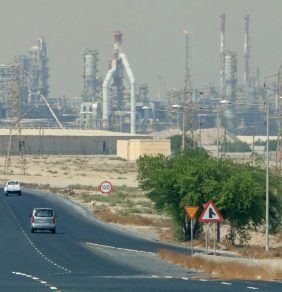 Refinaria de petróleo no Kuwait, principal produto exportado pela nação do Golfo ao Brasil